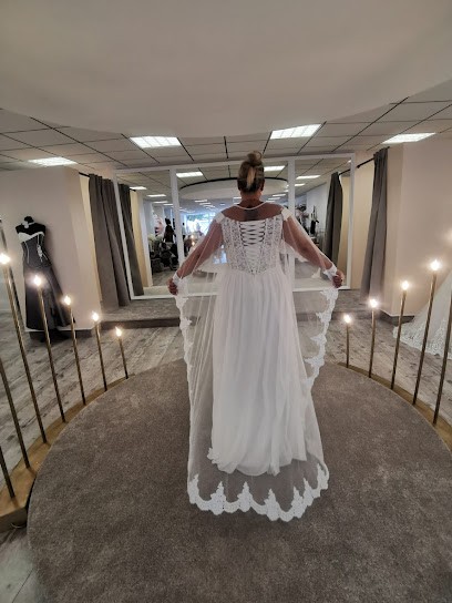 À Nous Deux | Boutique De Mariage, Robes De Mariée, Costumes Pour Hommes Et Enfants, Accessoires / Décoration., Boutique de Mariage à Tarbes