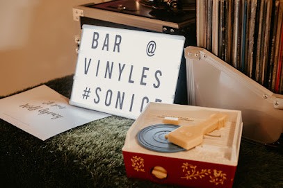 Wolf Agency | DJ Mariage & Évènementiel | Bar @ Vinyles | Saxophoniste | Rhône-Alpes, France, Suisse, Prestataire de Mariage à Sainte-Anne-sur-Gervonde